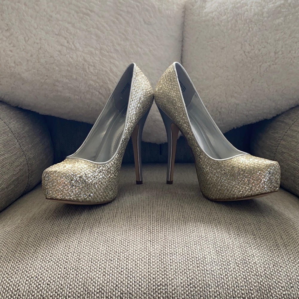ALDO SILVER PUMPS.